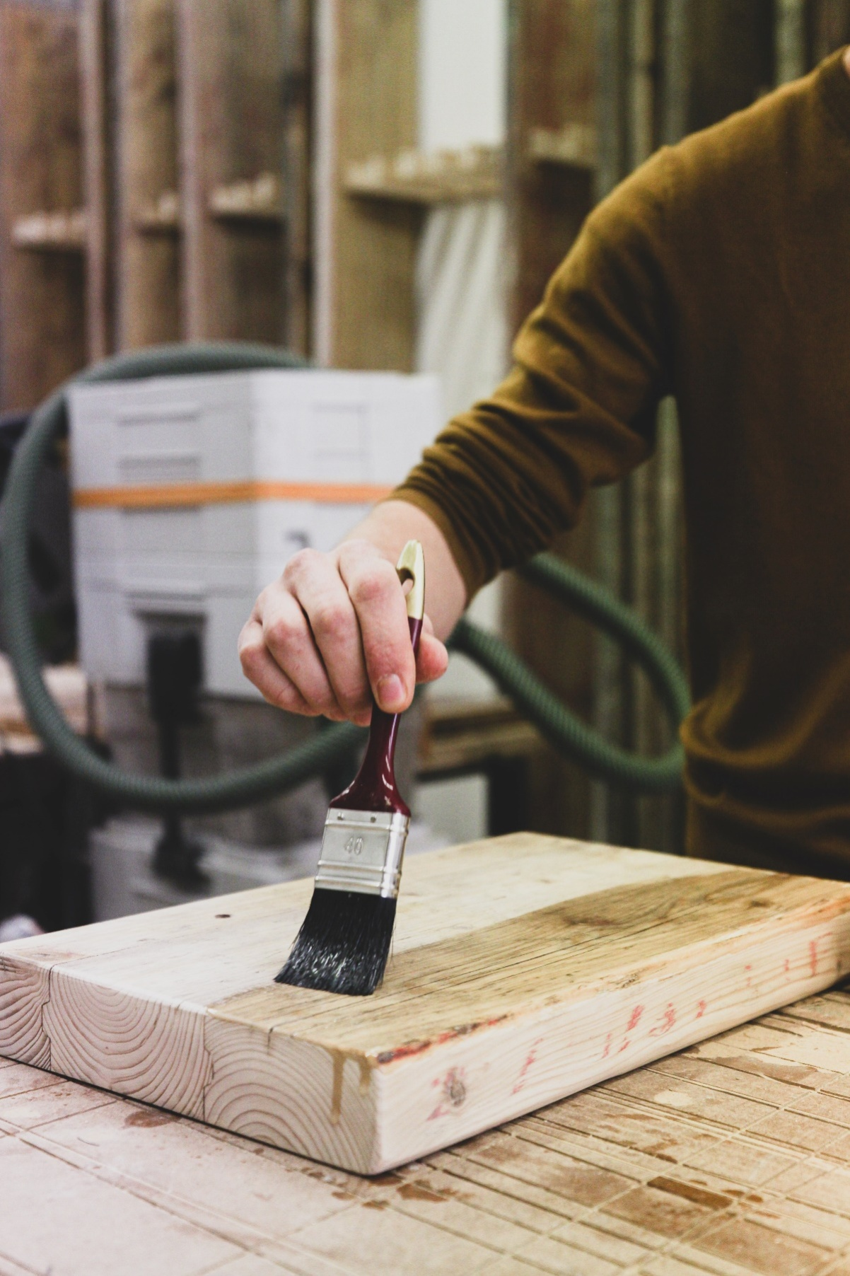 Hand varnishing wood